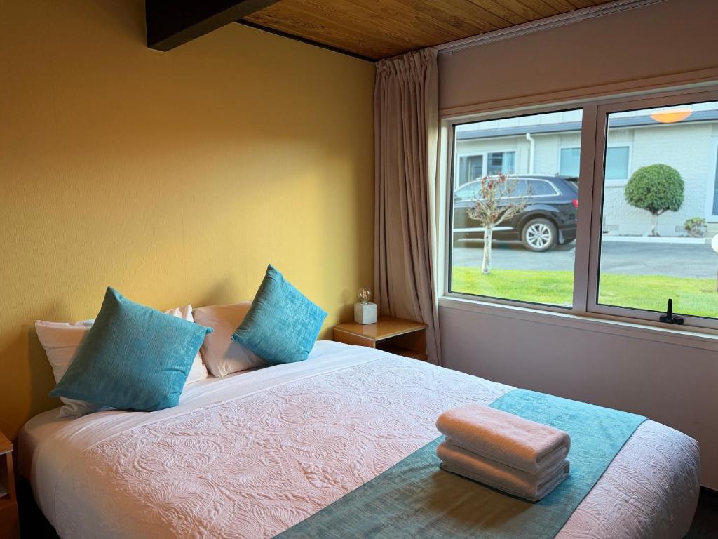 Lake View 2-Bedroom Apartment